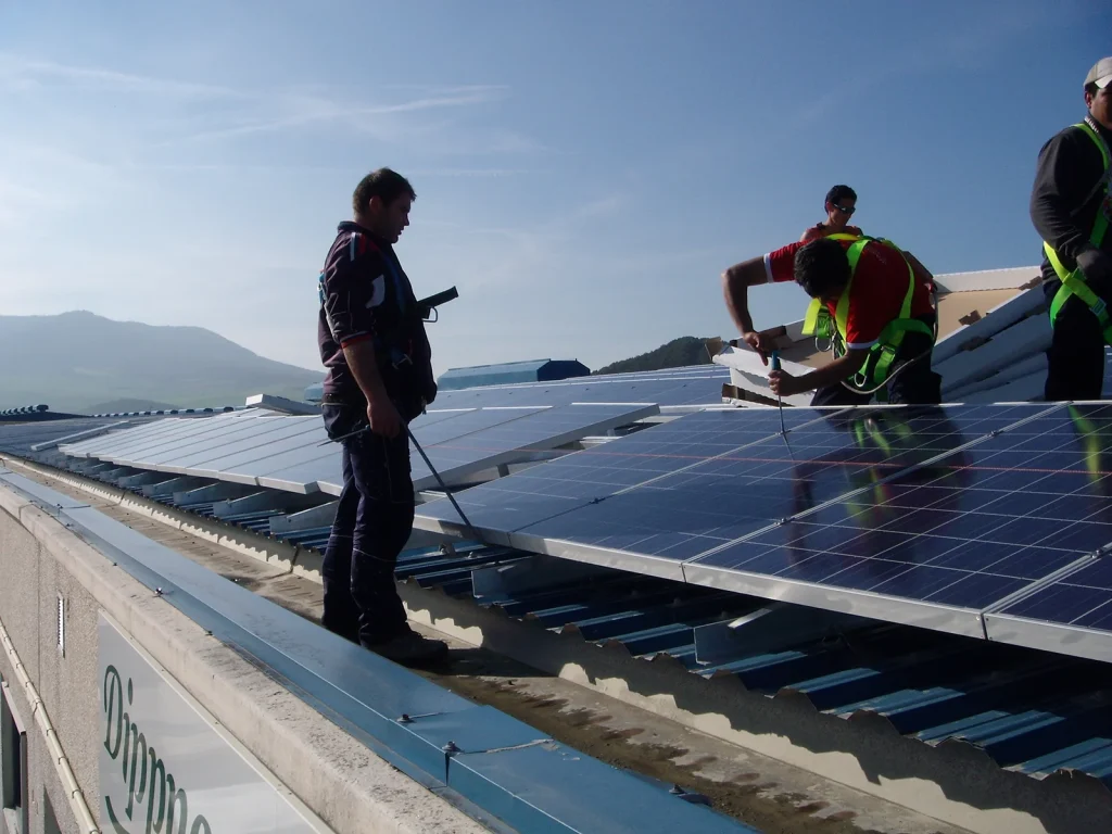 Personas trabajando en ingenieria electrica fotovoltaica