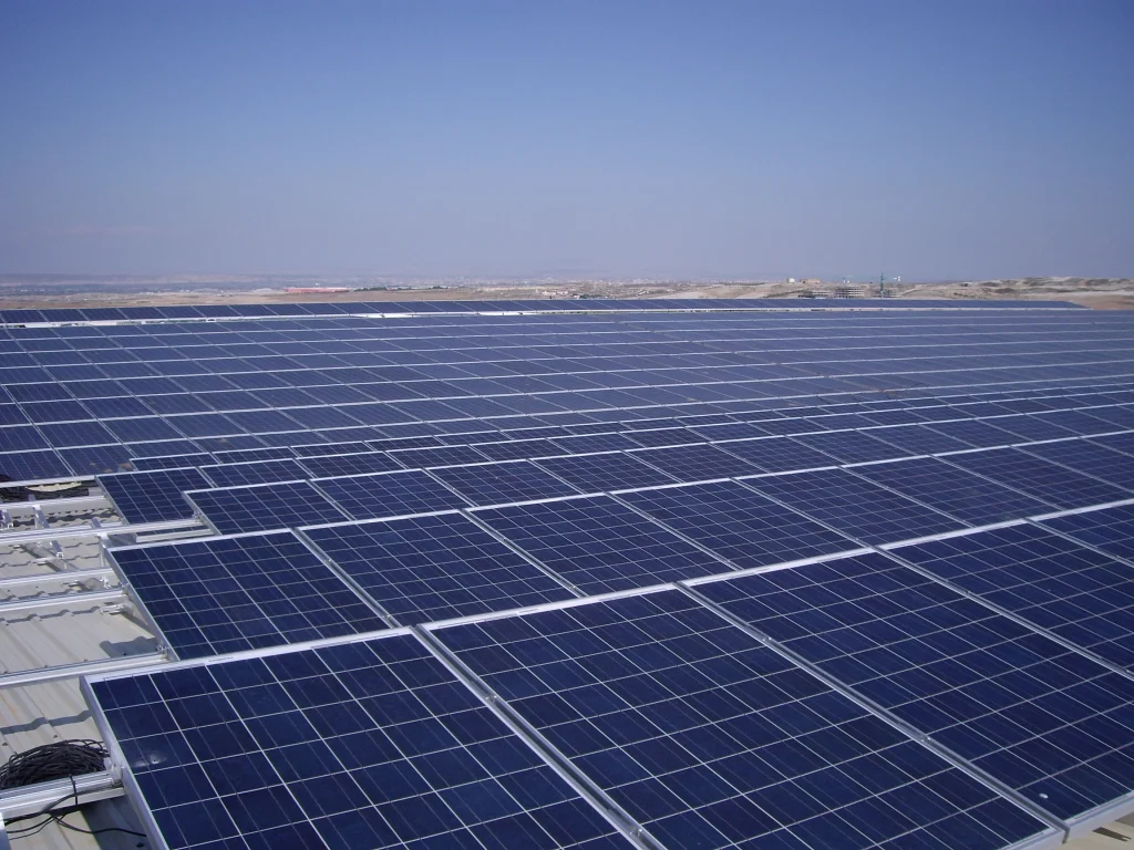 Campo de paneles solares en un desierto